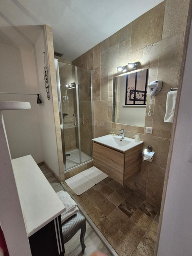Bathroom, Hotel restaurant les pins, Var