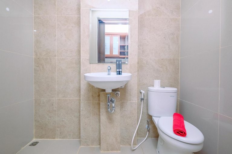 Bathroom 3, Fancy and Nice Studio Apartment at Transpark Cibubur By Travelio, Depok