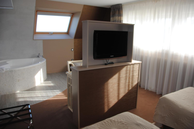 Bedroom 2, Logis Hotel Du Casino Restaurant Le Mathelia, Calvados