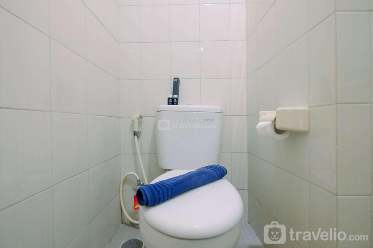 Bathroom, Modern Studio @ Signature Park Grande By Travelio, South Jakarta