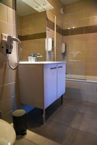 Bathroom 5, Hôtel du vieux pont, Ariège