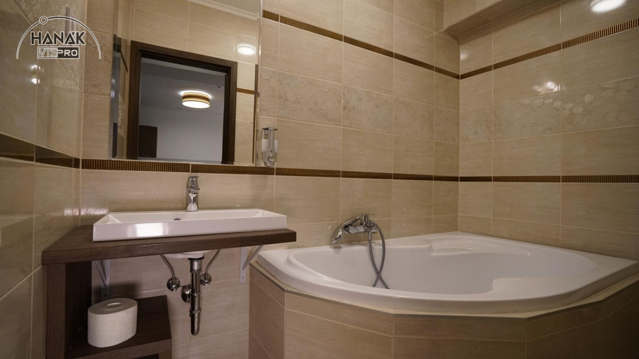 Bathroom 3, Hotel Irisz, Nyíregyháza