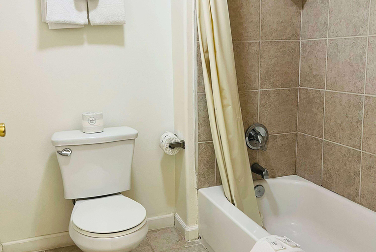Bathroom 4, Baymont by Wyndham Ridgecrest, Kern