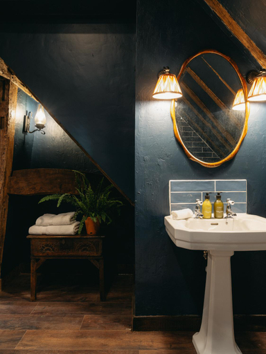Bathroom 2, Boys Hall, Kent