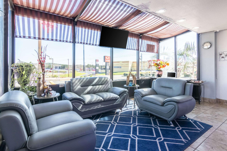 Public Area 2, Econo Lodge Inn & Suites Macon North, Bibb