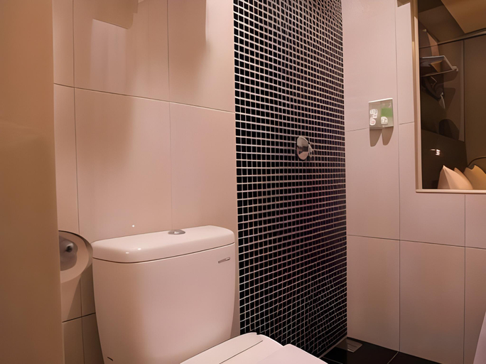 Bathroom 4, Happy Inn Melawai, South Jakarta