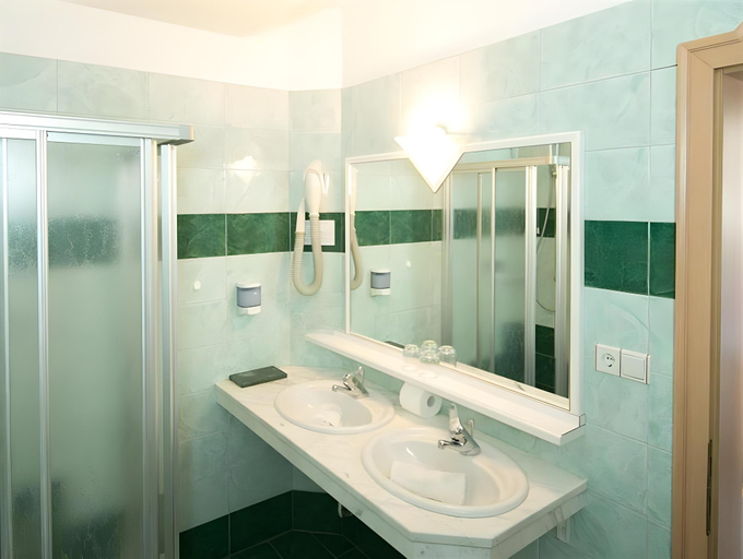 Bathroom 4, Hotel Goldenes Roessl-adults only, Bolzano