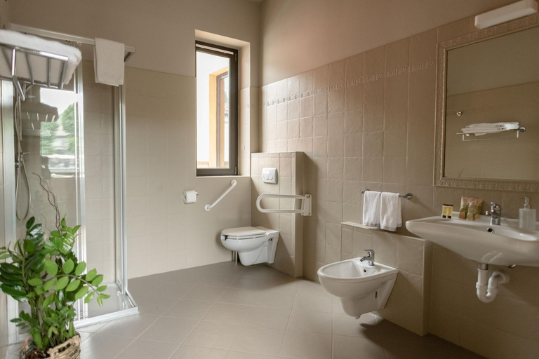 Bathroom 2, Hotel Trepiasi, Cuneo