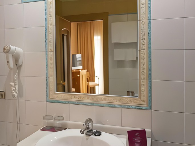 Bathroom 4, Hotel Macia Condor, Granada