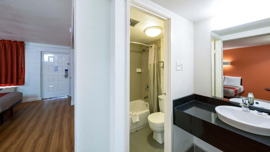 Bathroom 4, Motel 6 Dallas, Tx - Farmers Branch, Dallas