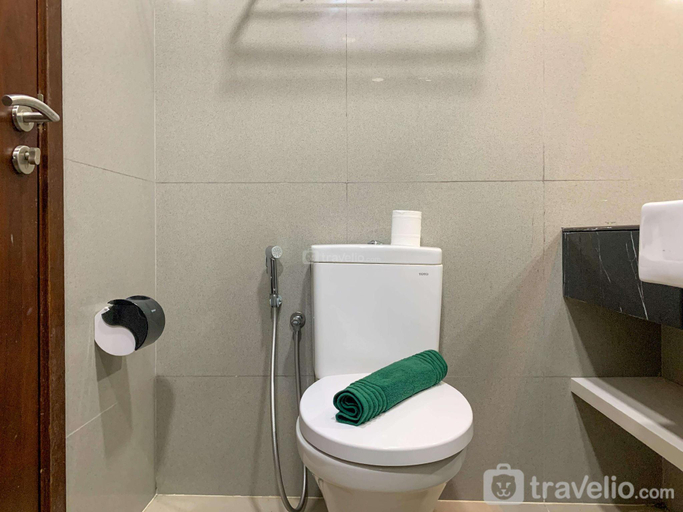 Bathroom 4, Well Appointed Studio at West Vista By Travelio, Jakarta Barat
