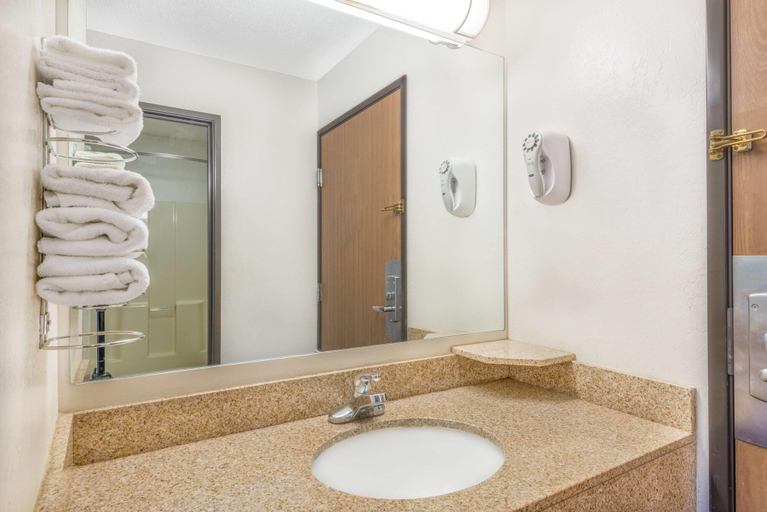 Bathroom 4, Super 8 by Wyndham Vincennes, Knox