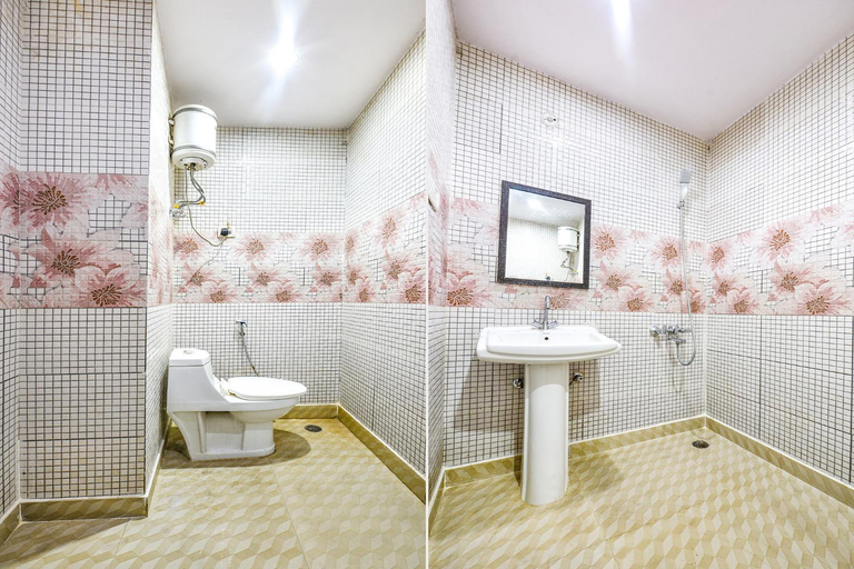 Bathroom 3, Fabhotel Black Stone Palace, Gautam Buddha Nagar