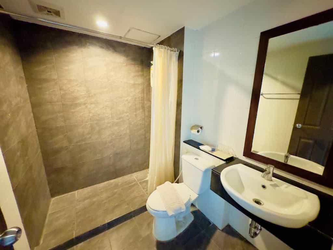 Bathroom 5, Baan Bangsarey hotels, Sattahip