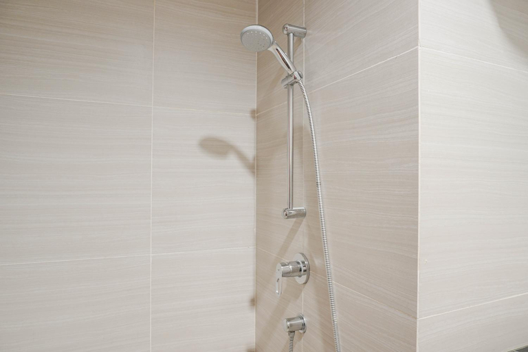 Bathroom 3, Gorgeous Studio West Vista Apartment By Travelio, West Jakarta