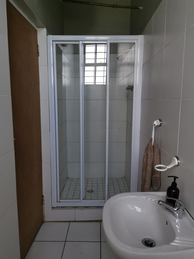 Bathroom 2, Oceanic Flashpackers accommodation, Buffalo City