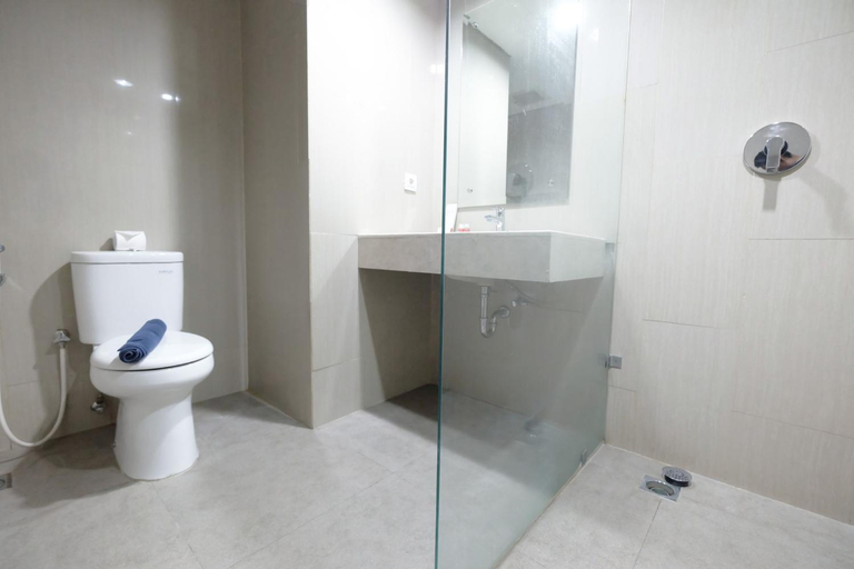 Bathroom 2, Modern Studio The H Residence By Travelio, East Jakarta