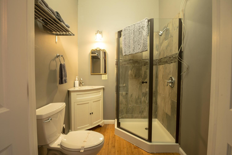 Bathroom, Girlfriend Getaway Suite, Brown