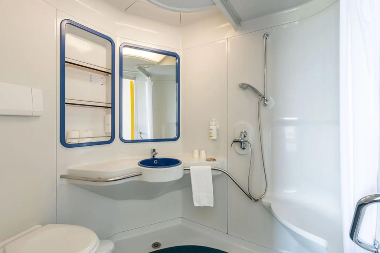 Bathroom 3, Hotel La Petite Auberge, Vendée