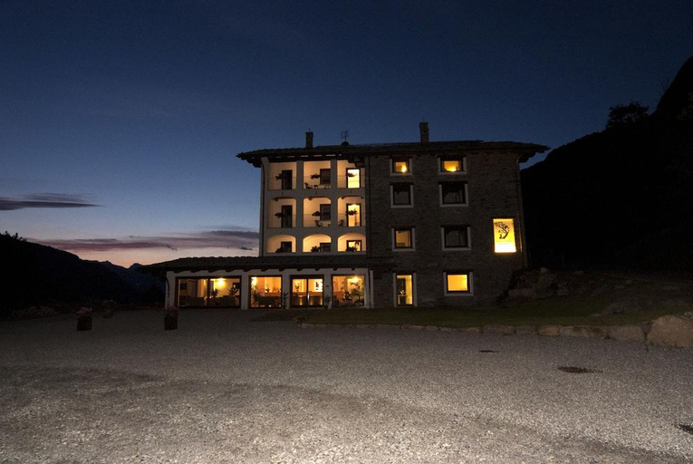 Exterior & Views