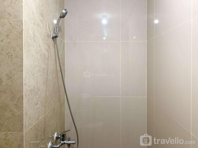 Bathroom 3, Elegant Studio at Transpark Cibubur By Travelio, Depok