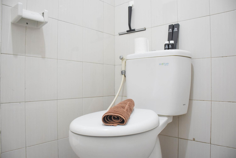 Bathroom 4, Comfy Studio @Signature Park Grande By Travelio, East Jakarta