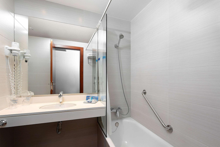 Bathroom 4, Hotel Lugano Barcelona, Barcelona