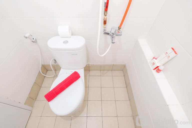 Bathroom 4, Minimalist 2BR Bassura Apartment By Travelio, Jakarta Timur