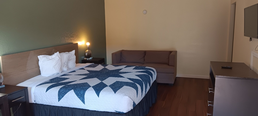 Room 3, Sunrise Inn & Suites, Orleans