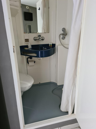 Bathroom 3, Hotel Balladins Lyon Sud Chanas, Isère