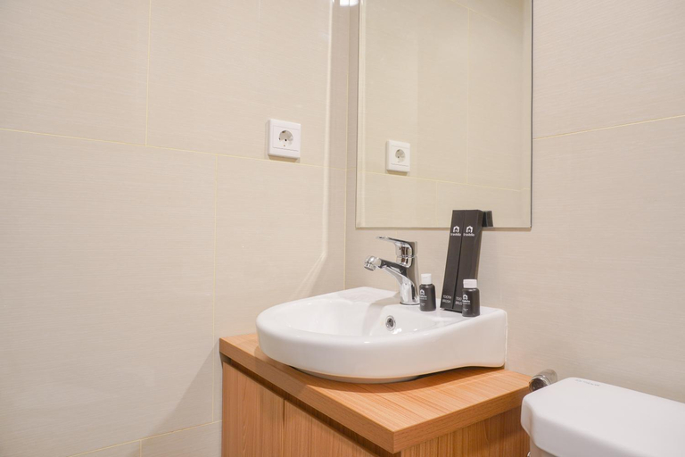 Bathroom, Nice Elegant Studio at Vasaka Solterra By Travelio, Jakarta Selatan