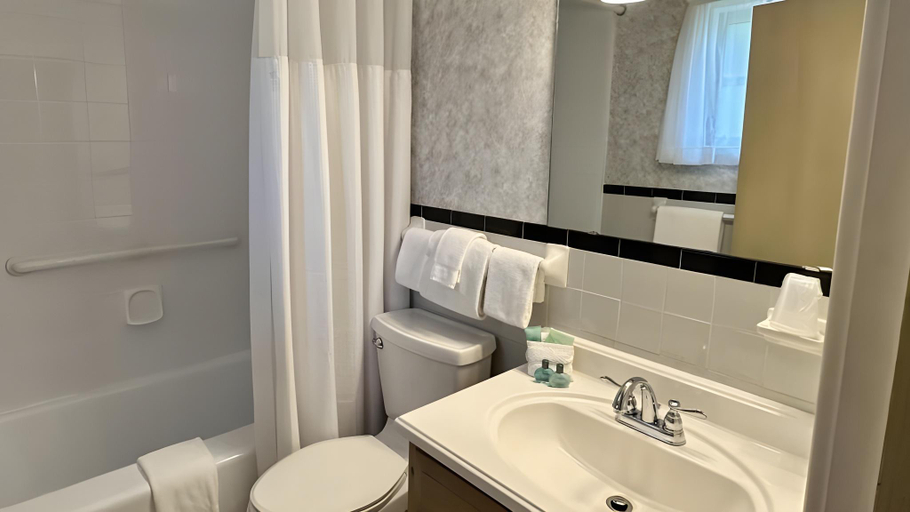 Bathroom 4, Azalea Garden Inn, Watauga