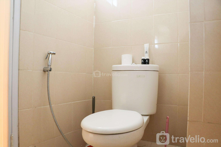 Bathroom 3, BestStrategic 2BR Green Palm Residence By Travelio, West Jakarta