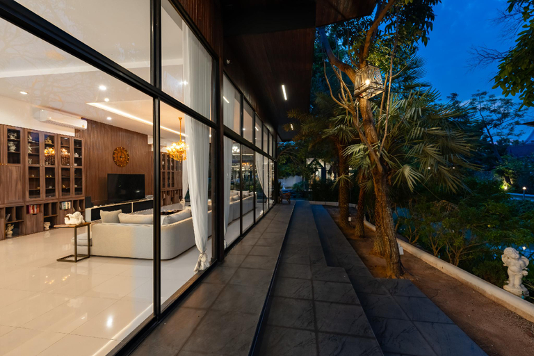 3, Huge Pool Villa with Private Lake 3+1BR/10 Persons, Pattaya