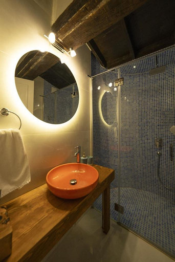 Bathroom 5, Bir dem Urla, Urla