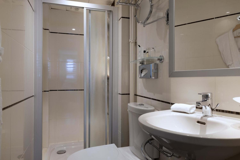 Bathroom 3, Elysees Bassano Hotel, Paris