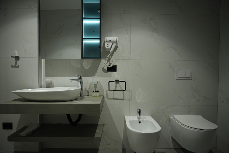 Bathroom 5, Bounty Hotel, Kavajës