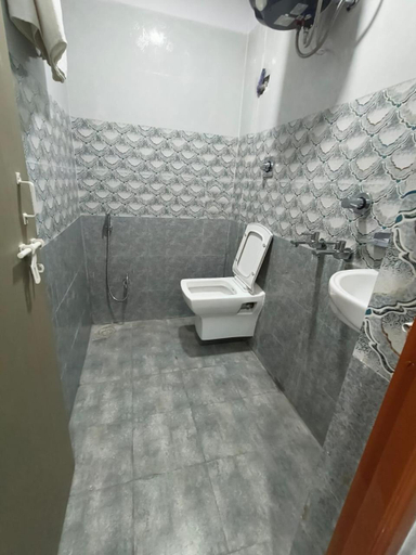Bathroom 4, Hotel Ganesha, Muzaffarpur