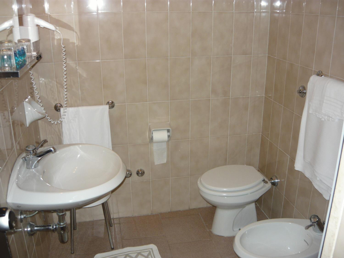 Bathroom 4, Hotel Turismo, Matera