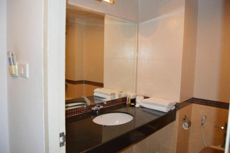 Bathroom 4, Crown Pattaya Beach Hotel, Pattaya