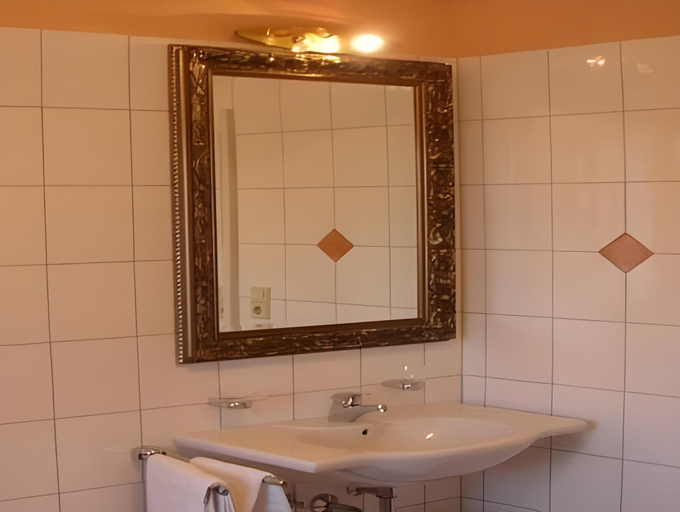 Bathroom 3, Hotel Rosenheimer Hof, Traunstein
