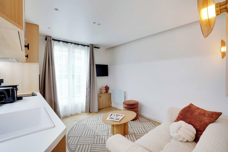 Living area 3, Charming apt With Balcony - 1br/2p - Saint Lazare, Paris