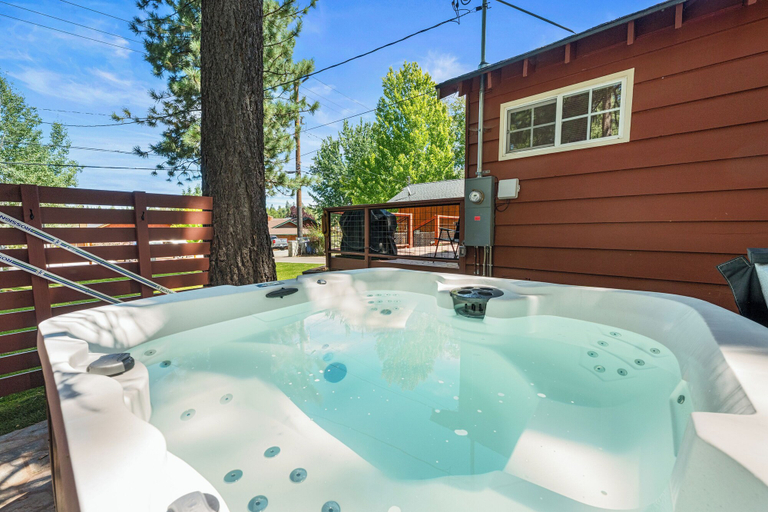 Others 5, Blue Skies- Modern Cabin, San Bernardino