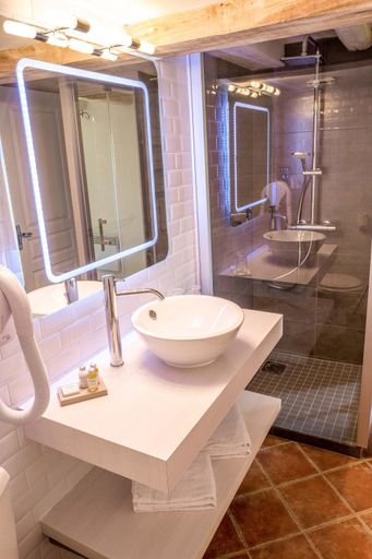 Bathroom 3, Hotel La Maison des Peyrat, Dordogne