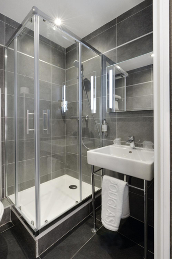 Bathroom 4, Douglas Hotel, Hauts-de-Seine