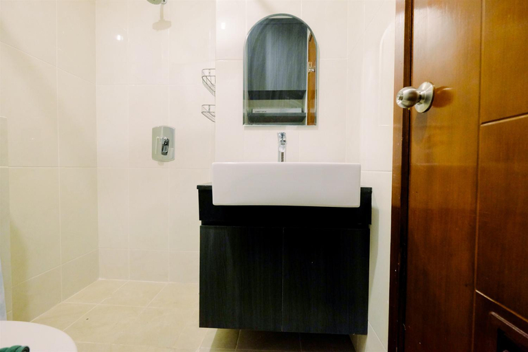 Bathroom, Studio Apt at Capitol Park Residence By Travelio, Central Jakarta