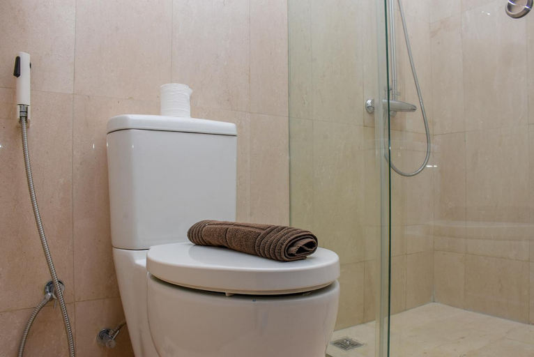 Bathroom 3, Exclusive Comfort 2BR Sudirman Suites By Travelio, Jakarta Pusat