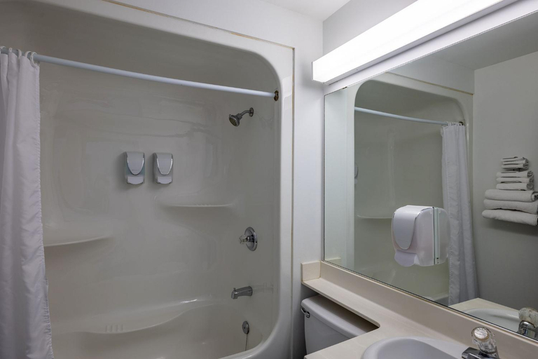 Bathroom 3, Repotel Henri IV Québec, Communauté-Urbaine-de-Québec