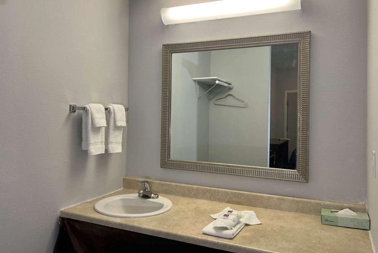 Bathroom 4, Baymont by Wyndham Ridgecrest, Kern