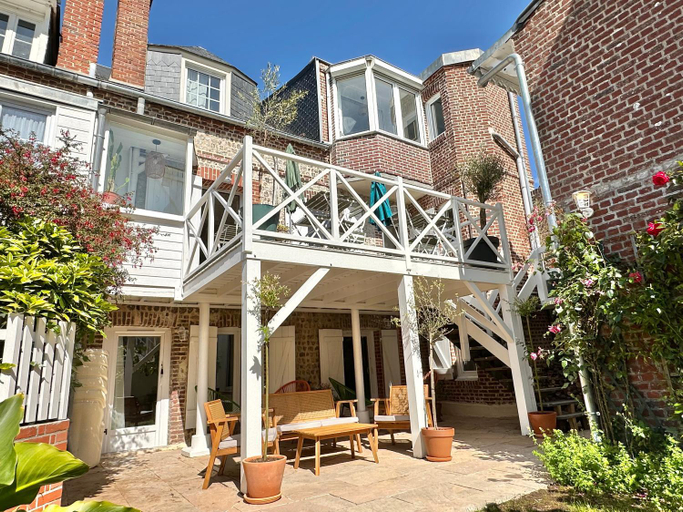 Exterior & Views